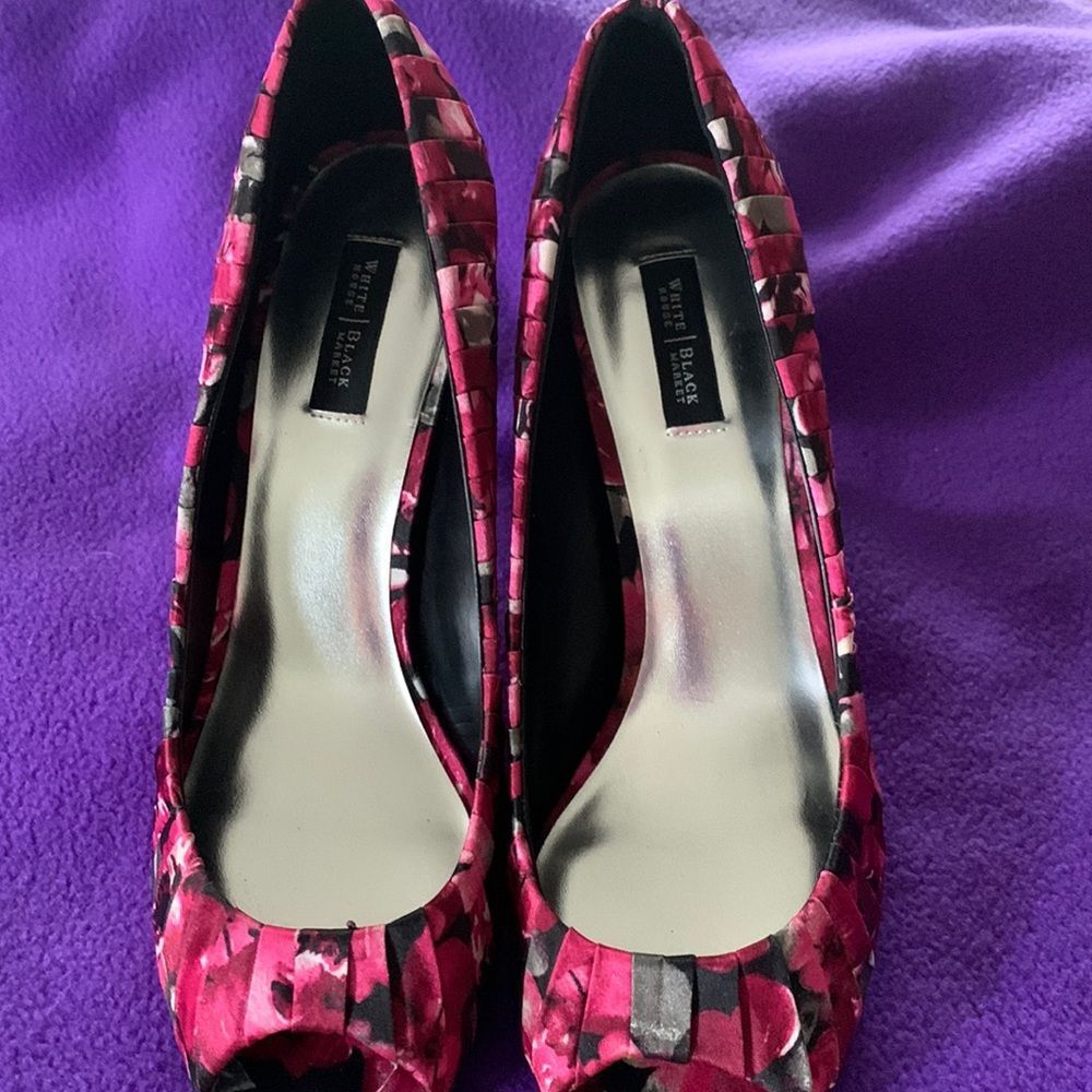 NWOT White House Black Market Floral Satin-Like Peep-Toe Heels - Picture 4 of 13